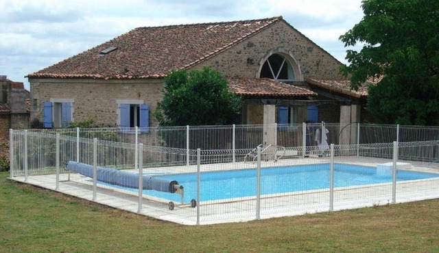 Gîte Charentais avec Piscine Chauffée, Jardin, Equip. Bébé et Recharge Électrique - Proche Périgord - FR-1-653-7