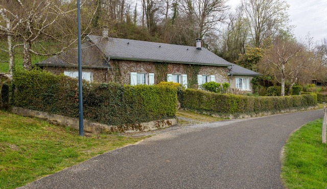 Gîte Mathieu – Cozy House 10 min from Lourdes, Private Terrace & Garden, WiFi, Parking