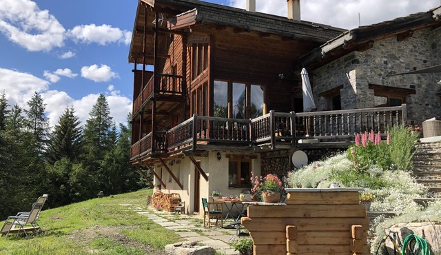 GARDEN LEVEL CHALET IN THE HEART OF THE VILLAGE OF MOLINES EN QUEYRAS 4 People