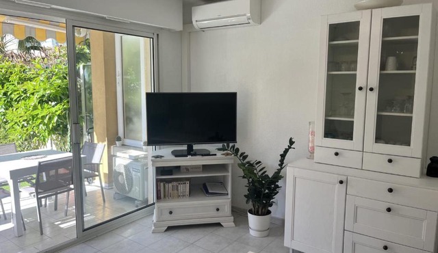 Garden studio 150 m from the beach