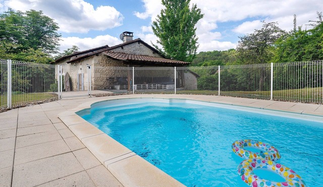 Gîte Cabosse for 13 Guests with Pool – Discover the Périgord Dordogne