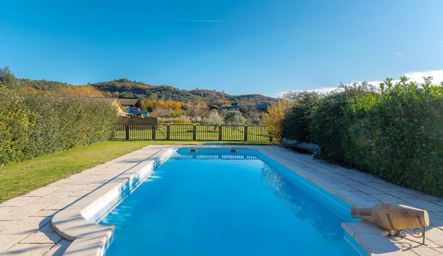 Gîte 'Fleur De Thym' with Shared Pool, Communal Terrace and Air Conditioning