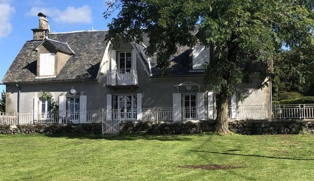 Gite Saint-Bonnet-de-Salers, 4 bedrooms, 9 persons