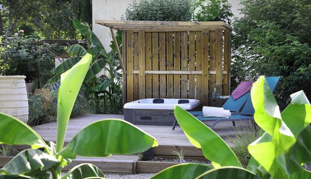 Gîte with private Jacuzzi in Douelle - calm & nature