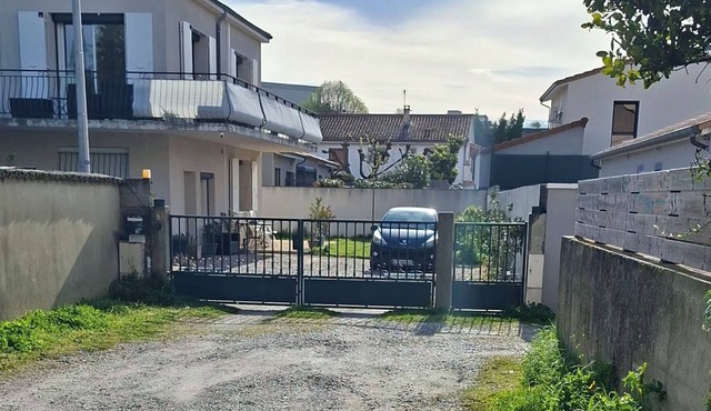 Ground floor studio, private parking, 5 min from freeway and 200m from town center.