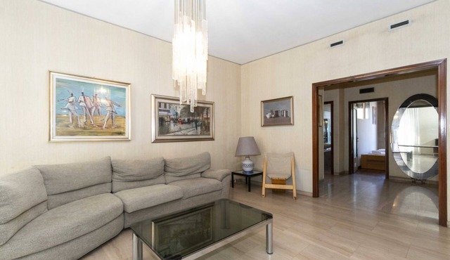 GuestHost - Comfortable apartment, perfect for 5 guests, located at the west end of the Pozzo Strada district. We are a two-minute walk from the metro that connects the area with the center and with the two main train stations, this accommodation is surr