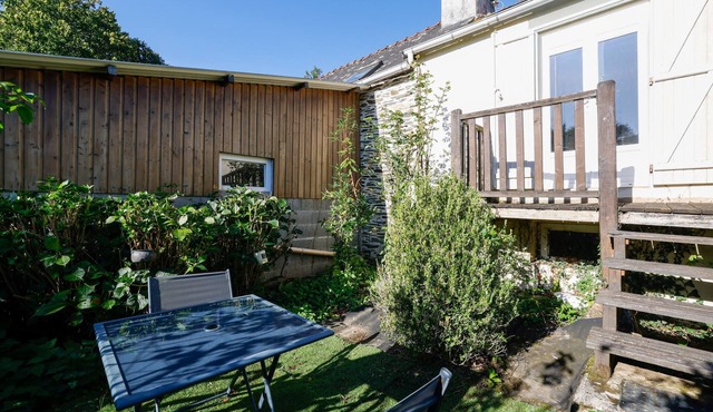 Holiday Home 'Halte Au Bord De L’Aulne' with Private Garden