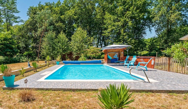 Holiday Home 'Au Milieu D'un Airial' with Shared Pool, Private Terrace and Wi-Fi