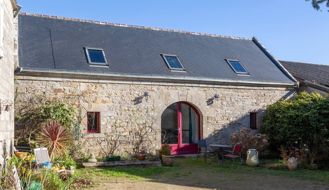 Holiday Home 'Gîte de la Ferme - La Pointe Du Raz' with Shared Garden