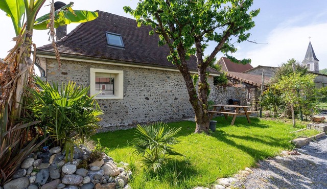 Holiday Home 'Gîte les Charmilles' with Private Terrace, Garden and Wi-Fi