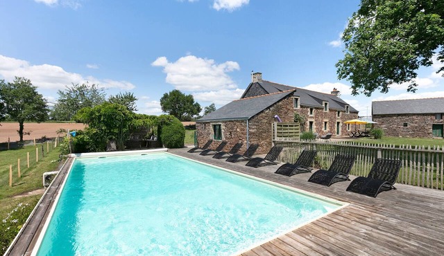 Holiday Home “Le Gîte du Petit Brécéan” with Private Pool, Terrace & Wi-Fi