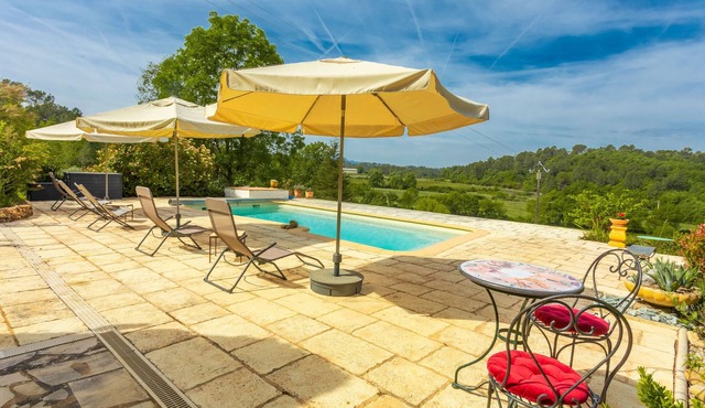 Holiday Home “Le Mas” with Shared Pool, Wi-Fi and Air Conditioning
