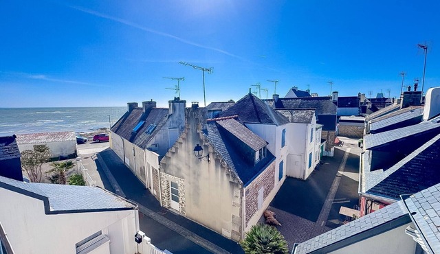 Holiday Home “Les Embruns” with Sea View, Private Terrace, and Wi-Fi