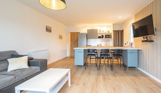 Holiday Home “L’instant Fleuri” with Private Terrace and Wi-Fi
