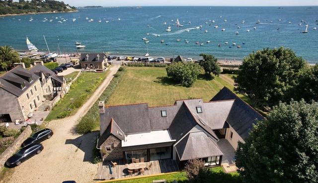 Holiday Home 'Maison Chevoir Pieds Dans L'eau' with Sea View, Private Terrace and Wi-Fi