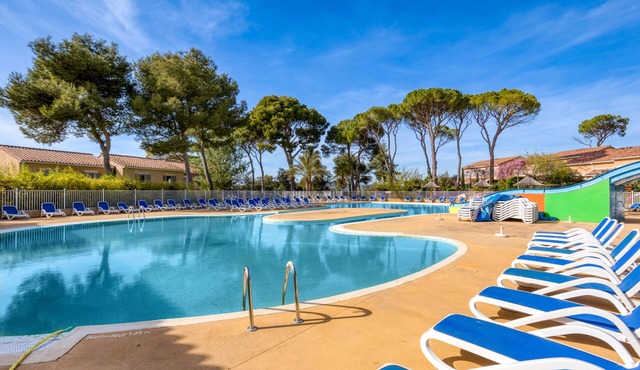 Holiday Home “Maison – Residence with Pool” with Shared Pools, Wi-Fi & Air Conditioning