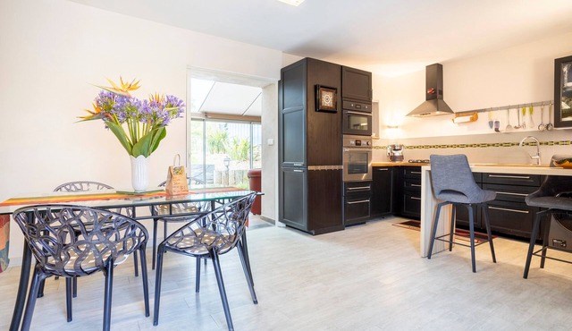 Holiday Home 'Ty Heol with Private Terrace, Shared Garden and Wi-Fi'