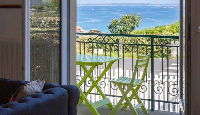Holiday Home 'Ty Porz Mouzic' with Sea View, Private Garden and Wi-Fi