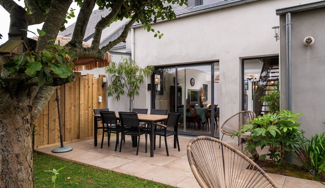 Holiday Home 'Upton 2 - Arradon Golfe Du Morbihan' with Private Terrace, Garden & Wi-Fi