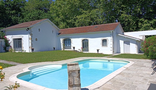 House in Bayonne with swimming pool in wooded park