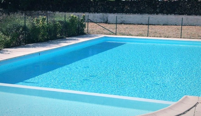 House sleeps 8