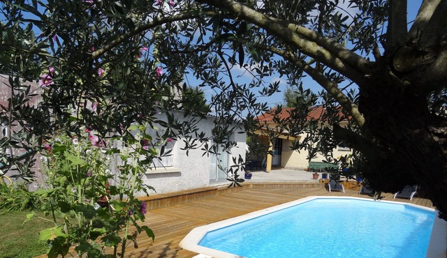 House + swimming pool on pretty ground without opposite with saintes