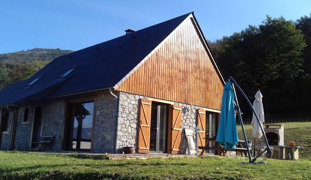 House typical Pyrenean stone and wood Nice view Full sun