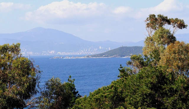 House with garden 1250 m2, located in Verghia, Silver Beach (Mare e Sole)