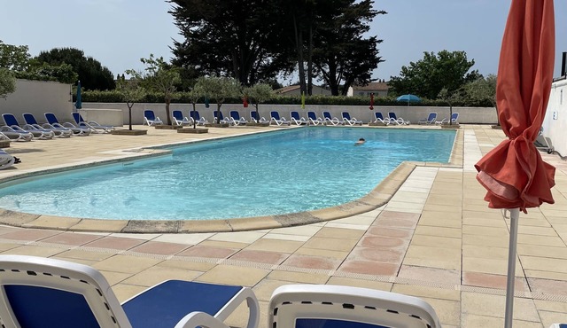 House with sunny courtyard close to port, shops and beach