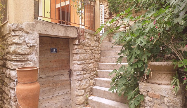 In the heart of Fontaine de Vaucluse, house overlooking the Sorgue river