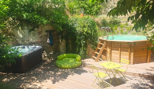 Joli Coin de Verdure Avec Piscine et spa
