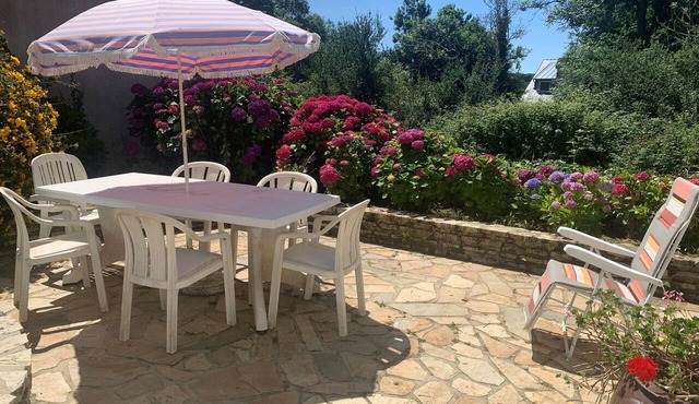 Just a short walk from the ocean! Spacious house with garden and patio, 3 bedrooms—perfect for families