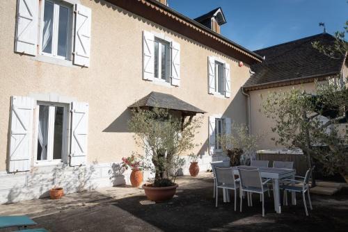 La Maison du soleil L Aulhere 3 étoiles ,Maison familiale 6-7 personnes, Grand Jacuzzi 6 p