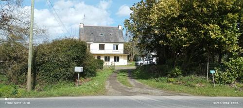 La Villeneuve en Saint Brieuc sortie Ouest Logement à l'étage d'une maison individuelle avec grand parking pour 5 adultes ou six personnes pour famille