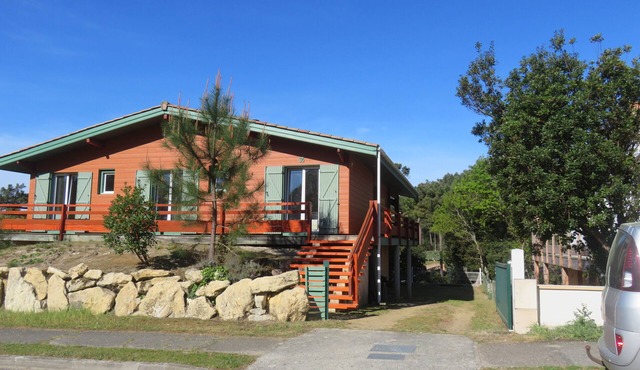 Large chalet 800m from the ocean.