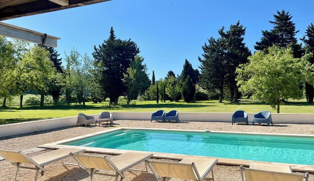 Large, comfortable Provencal farmhouse with private pool and park for 12 people