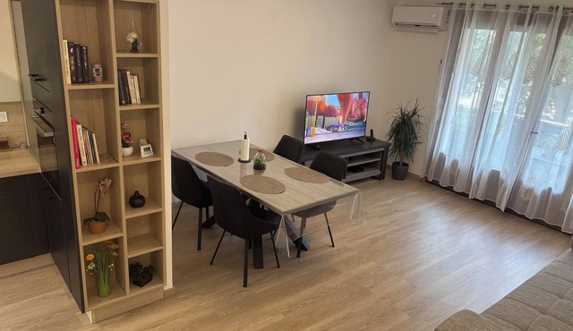 Large, fully-equipped apartment between Aix-en-Provence and Marseille