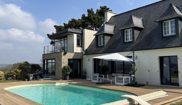 Large house 5 bed. 2bth., heated pool and seaview, ideal family with children