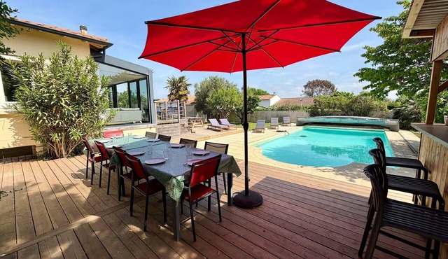 Large house with pool, 200m from the beach!