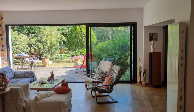 Large house in wooded garden 500 m from the beach