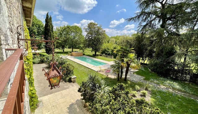 Large house with private pool, wifi, pets allowed for 15 guests.