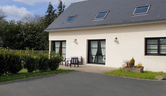 Large recent town in enclosed garden, WI FI, parking