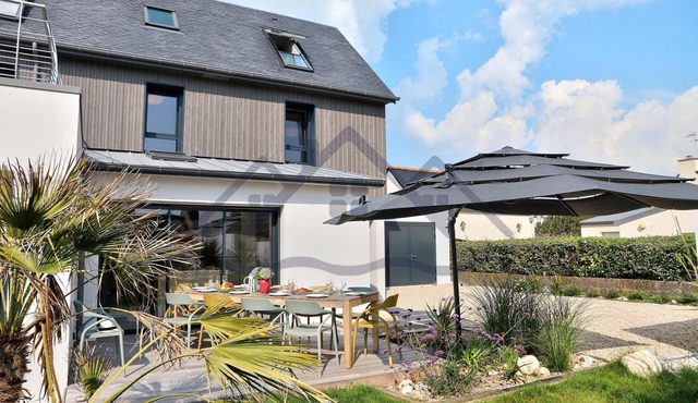 Large, recently built architect-designed house for 12 people