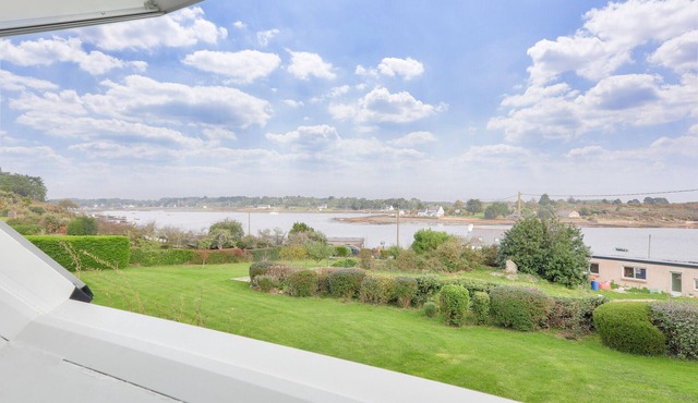 Large river view house for 8 in St Philibert