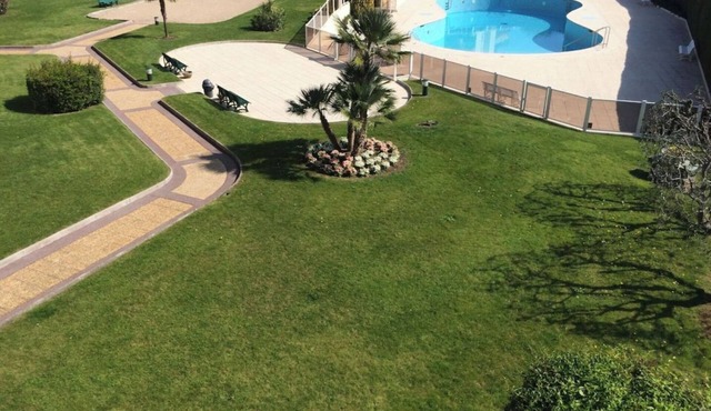 Large, very quiet studio 38 m2 terrace 18 m2 pool/garden view