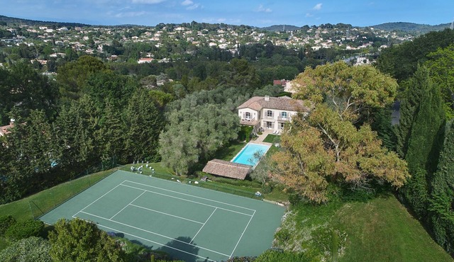 Large Villa With Tennis Court and Walking Distance to the old Town