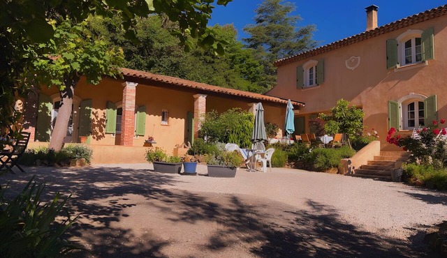'Le Bastidon des Oliviers' with shared pool, Wi-Fi and air conditioning