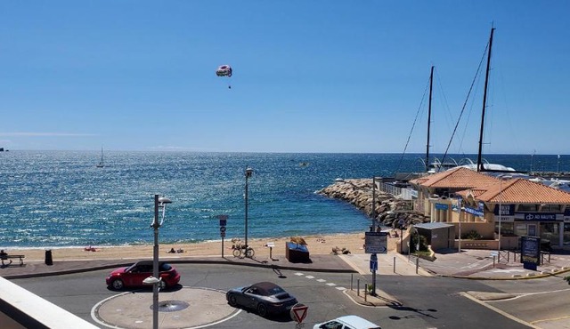 LE CAPITOLE Vue mer Studio cabine 27m2 les pieds dans leau 2 adultes 2 enfants clim et garage