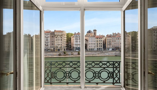Le Phenix Hotel
