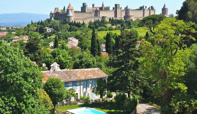 LE TEMPS DES SECRETS for 13 p with swimming pool at the foot of the city